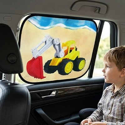 Pare soleil voiture bébé enfant regarde le dessin avec joie
