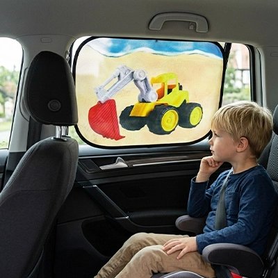 Pare soleil voiture bébé enfant sur son siège très satisfait de l'ombre