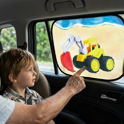 Pare soleil voiture bébé le papa montre à son bébé le dessin sur le pare soleil
