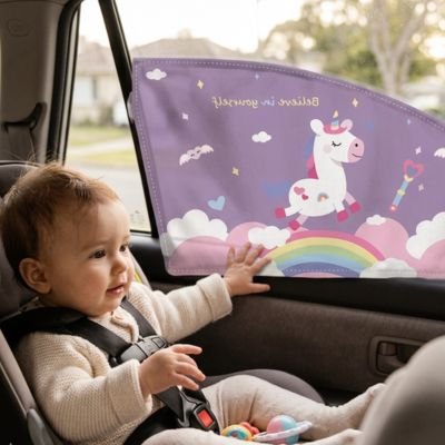 Pare soleil voiture bébé un enfant assis touchant le pare soleil tout gai